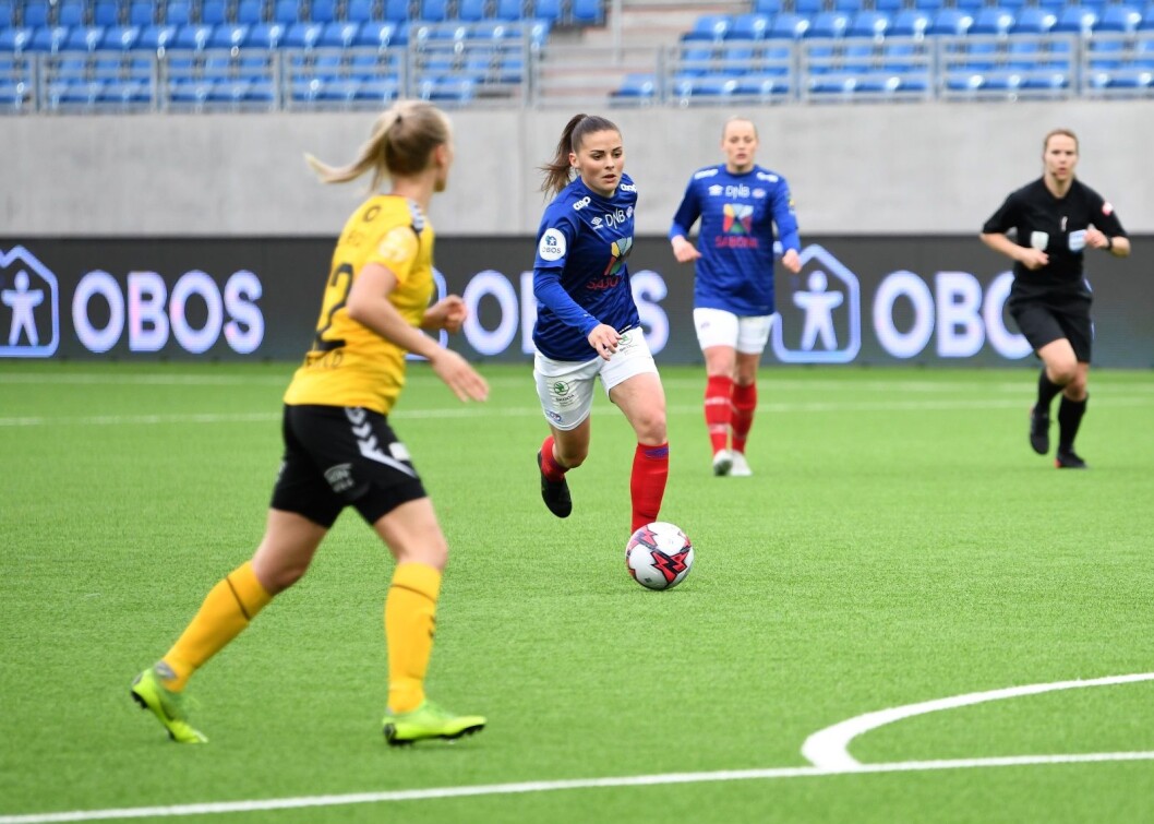 Vålerengas Jenny Dear lader skuddfoten og setter inn 1-1-målet. Foto: Christian Boger Vålerengas Jenny Dear lader skuddfoten og setter inn 1-1-målet. Foto: Christian Boger