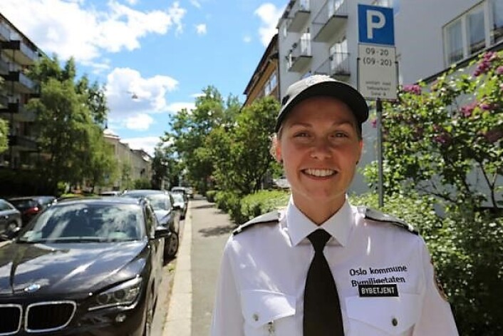 Etter 20 mai vil parkeringsvakter bøtelegge bilister som ikke har betalt for beboerparkering. Foto: Bymiljøetaten Etter 20 mai vil parkeringsvakter bøtelegge bilister som ikke har betalt for beboerparkering. Foto: Bymiljøetaten