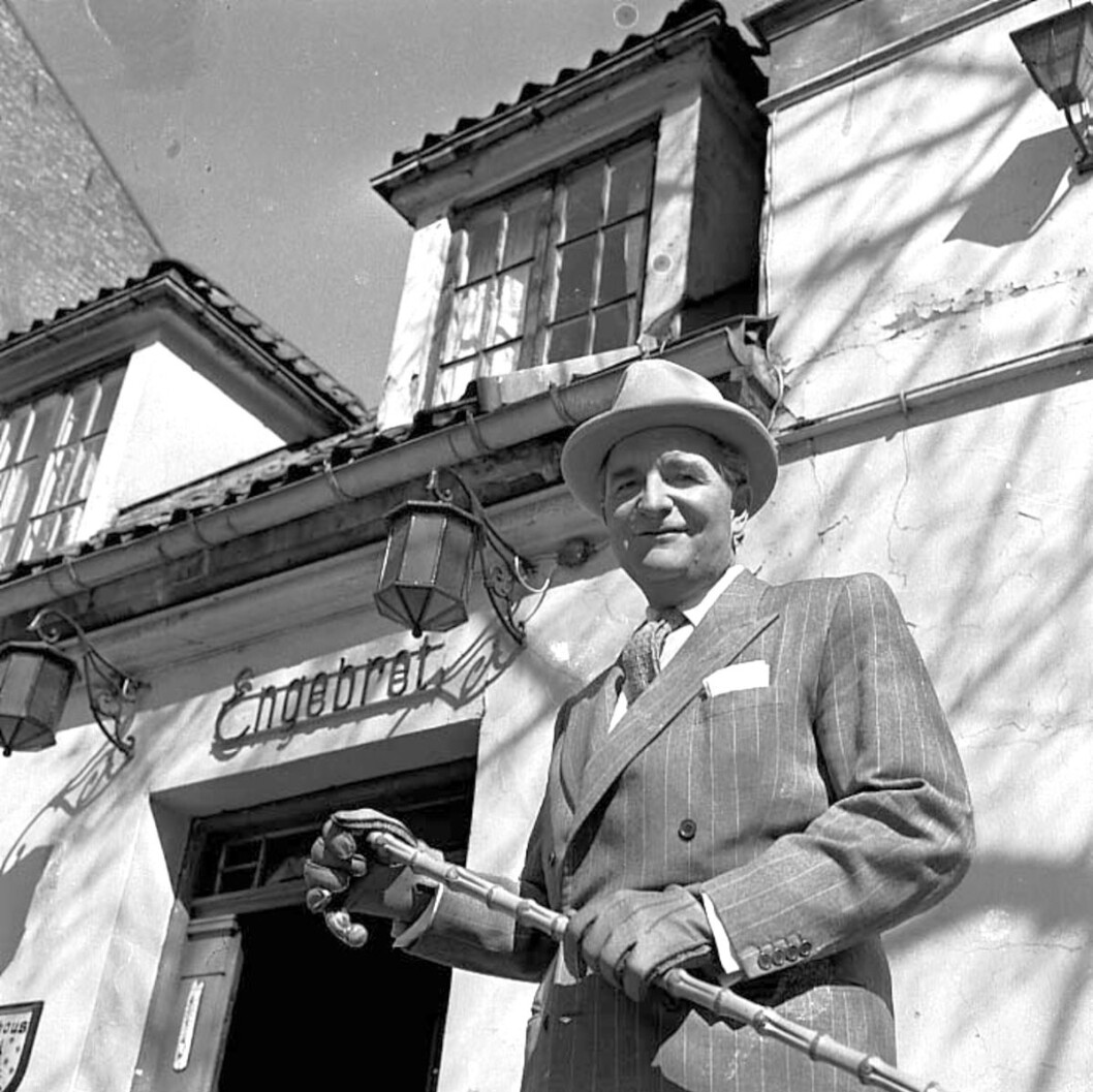 Jens Book Jenssen sang Når kastanjene blomstrer i Bygdøy allè. Foto: Sverre Heiberg / Dagbladet / Oslo Museum Jens Book Jenssen sang Når kastanjene blomstrer i Bygdøy allè. Foto: Sverre Heiberg / Dagbladet / Oslo Museum