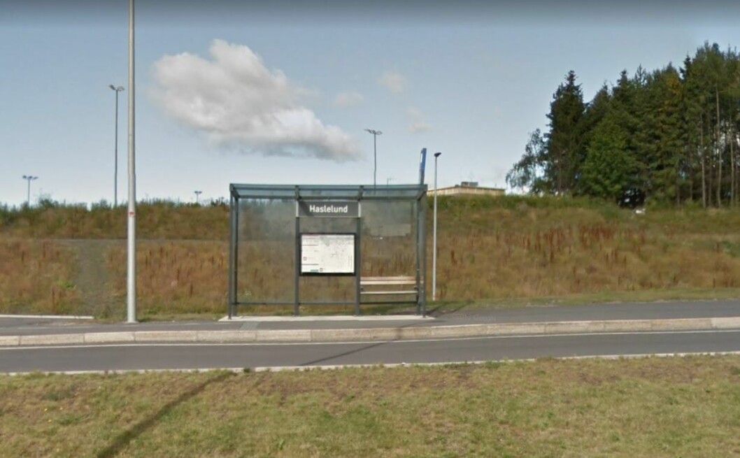 Haslelund bussholdeplass ble lagt ned for et par år siden. Leskuret står der ubrukt. Foto: Google maps
