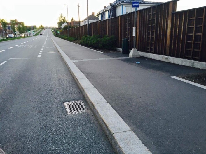 Slik ser bussholdeplassen ved Lørenvangen ut. I to år har holdeplassen manglet leskur. Foto: Ole Christian Eid Slik ser bussholdeplassen ved Lørenvangen ut. I to år har holdeplassen manglet leskur. Foto: Ole Christian Eid