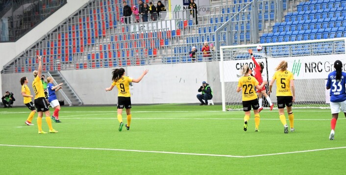 Så nærme var Vålerenga og Natasha Dowie å ta med seg poeng fra kampen mot Lillestrøm søndag. Treverk og en tvilsom offsideavgjørelse hindret poeng for Vålerenga-jentene. Foto: Christian Boger Så nærme var Vålerenga og Natasha Dowie å ta med seg poeng fra kampen mot Lillestrøm søndag. Treverk og en tvilsom offsideavgjørelse hindret poeng for Vålerenga-jentene. Foto: Christian Boger