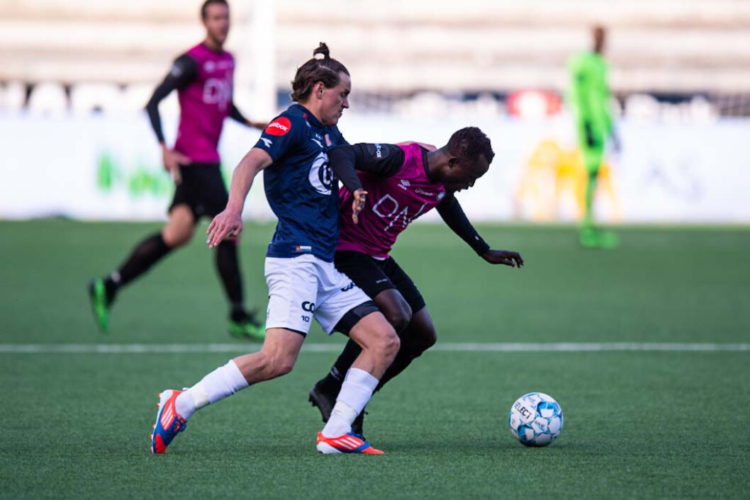 VIFs Mohammed Abu fikk to gule kort på to minutter i andreomgangen mot Viking, og måtte forlate banen. Her i duell med Vikings Tommy Høiland før de skjebnesvangre kortene ble delt ut. Foto: Carina Johansen / NTB Scanpix VIFs Mohammed Abu fikk to gule kort på to minutter i andreomgangen mot Viking, og måtte forlate banen. Her i duell med Vikings Tommy Høiland før de skjebnesvangre kortene ble delt ut. Foto: Carina Johansen / NTB Scanpix
