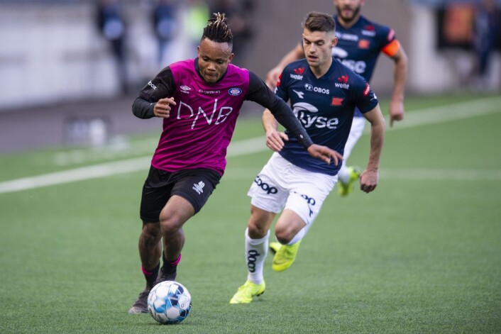Med en mann mindre, etter at Abu ble utvist i 2. omgang, sendte Chidera Ejuke Vålerenga opp i ledelse etter 68 minutter. Men drøyt to minutter sener utlignet Viking til 1-1. Foto: Carina Johansen / NTB Scanpix Med en mann mindre, etter at Abu ble utvist i 2. omgang, sendte Chidera Ejuke Vålerenga opp i ledelse etter 68 minutter. Men drøyt to minutter sener utlignet Viking til 1-1. Foto: Carina Johansen / NTB Scanpix