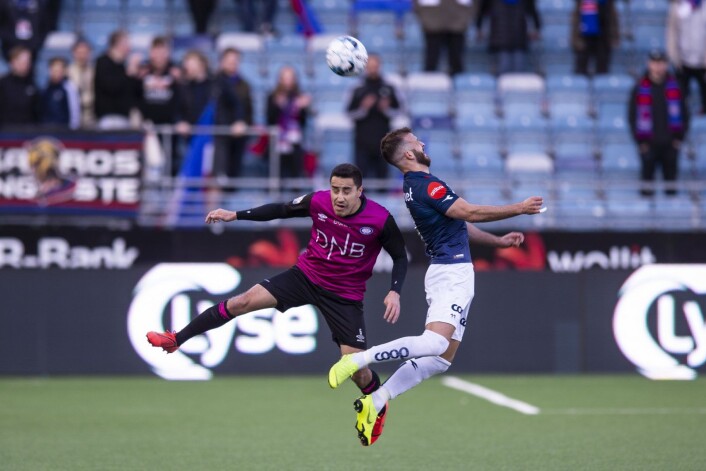 Vikings Zlatko Tripic i duell med Vålerengas Efraín Juárez på SR-Bank Arena i Stavanger. Foto: Carina Johansen / NTB Scanpix Vikings Zlatko Tripic i duell med Vålerengas Efraín Juárez på SR-Bank Arena i Stavanger. Foto: Carina Johansen / NTB Scanpix