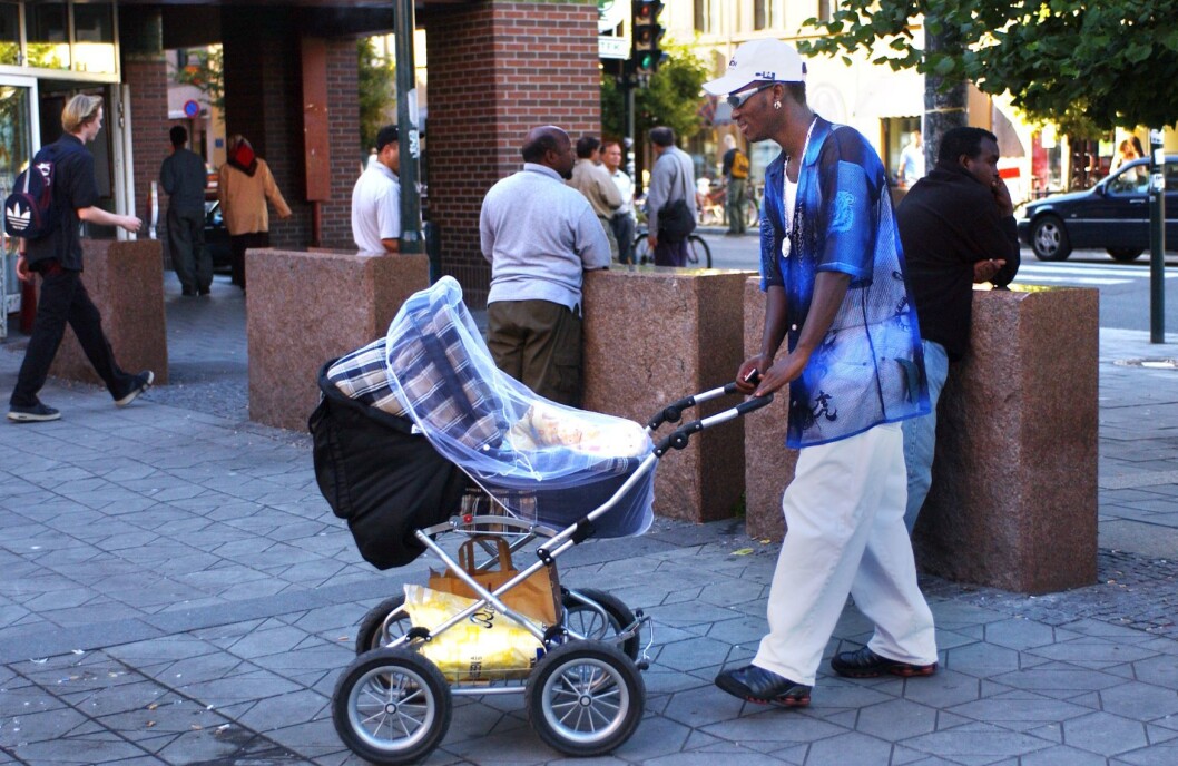Lamin Saniyang og datteren Ida (5 mnd) fra Gambia koser seg på Grønland Torg i Oslo. Foto: Heiko Junge / SCANPIX Lamin Saniyang og datteren Ida (5 mnd) fra Gambia koser seg på Grønland Torg i Oslo. Foto: Heiko Junge / SCANPIX