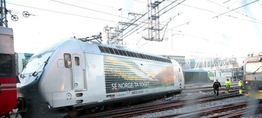 Oljelekkasje og innstilte tog etter togavsporing ved Oslo S