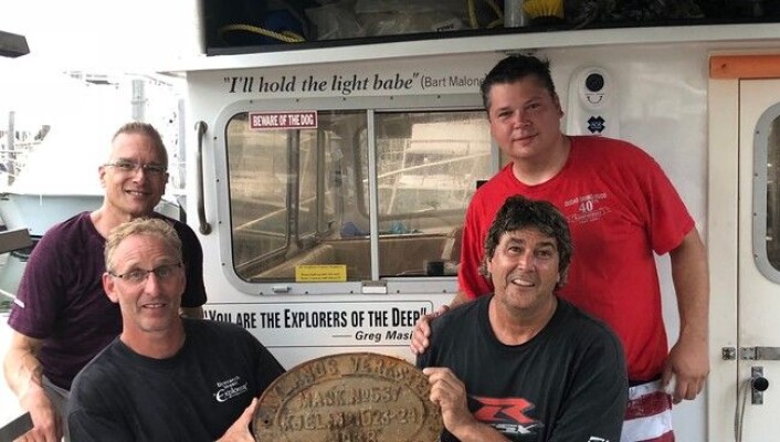 Dykkerne i teamet til RV Explorer viser frem skiltet som identifiserer D/S Octavian. Foto: Rustin Cassway Dykkerne i teamet til RV Explorer viser frem skiltet som identifiserer D/S Octavian. Foto: Rustin Cassway