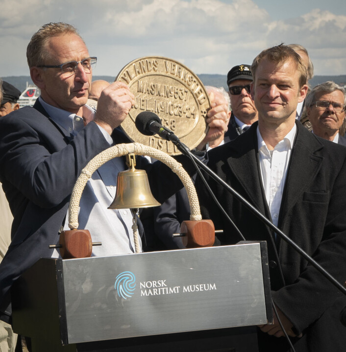 Kaptein Rustin Cassway ledet ekspedisjonen som fant vrakrestene av det norske handelsskipet, D/S Octavian. Her overleverer han skipets skilt til Norsk Maritimt Museum. Foto: Beate Kjørslevik/ Norsk Maritimt Museum Kaptein Rustin Cassway ledet ekspedisjonen som fant vrakrestene av det norske handelsskipet, D/S Octavian. Her overleverer han skipets skilt til Norsk Maritimt Museum. Foto: Beate Kjørslevik/ Norsk Maritimt Museum