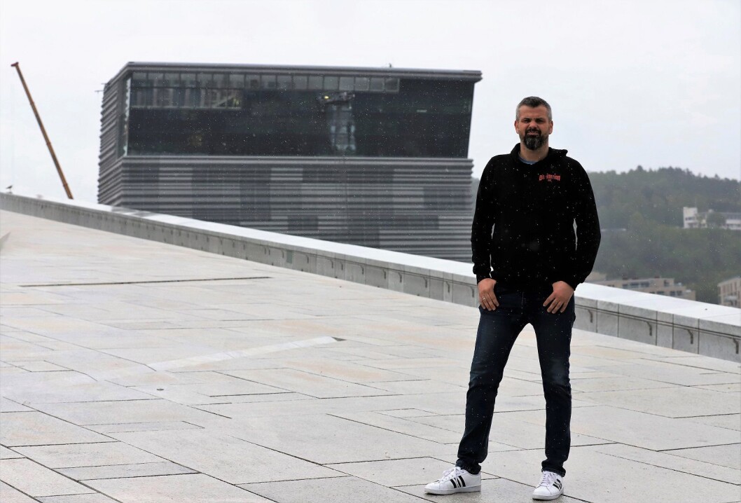 Bookingsjef i Tons of Rock, Jarle Kvåle, foran det nye Munchmuseet. Festivalen skal avholdes på Ekeberg, som skimtes i bakgrunnen. Foto: André Kjernsli Bookingsjef i Tons of Rock, Jarle Kvåle, foran det nye Munchmuseet. Festivalen skal avholdes på Ekeberg, som skimtes i bakgrunnen. Foto: André Kjernsli