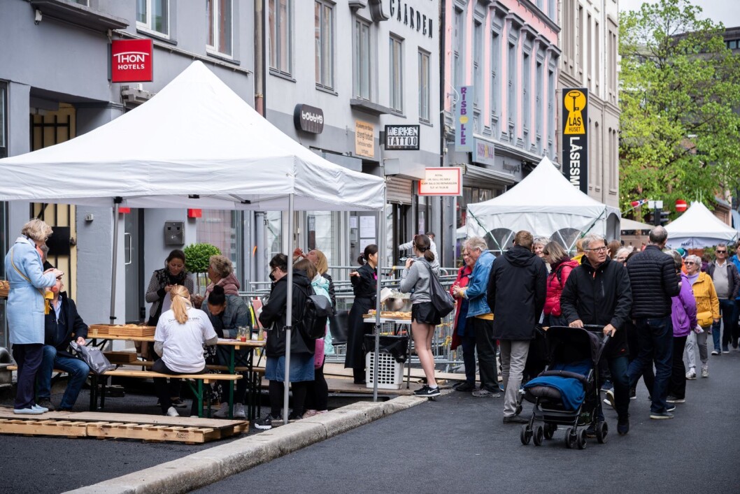 Selv med høstvær i mai kom det mye folk til Vårfesten i Dronningens gate. Foto: Bjørnar Morønning Selv med høstvær i mai kom det mye folk til Vårfesten i Dronningens gate. Foto: Bjørnar Morønning