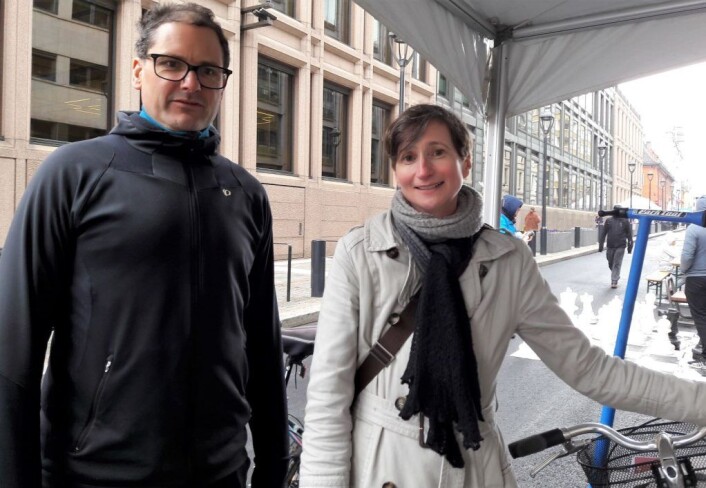 Arrangør Ingrid Økland var fornøyd med Vårfesten, men mindre fornøyd med været. Erling Jensen fra Fagerborg Sykkelverksted var ikke fornøyd med bremsevaieren på Øklands sykkel. Fagerborg Sykkelrverksted var en av to utstillere som ikke har tilhold i Dronningens gate Foto: Anders Høilund Arrangør Ingrid Økland var fornøyd med Vårfesten, men mindre fornøyd med været. Erling Jensen fra Fagerborg Sykkelverksted var ikke fornøyd med bremsevaieren på Øklands sykkel. Fagerborg Sykkelrverksted var en av to utstillere som ikke har tilhold i Dronningens gate Foto: Anders Høilund