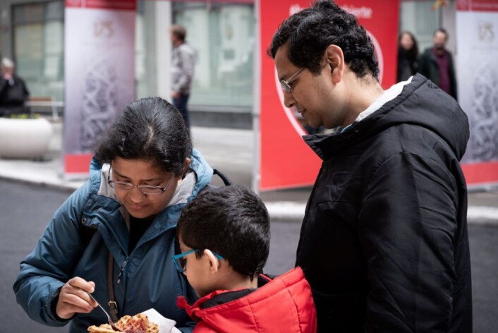 Familien Pankaj skulle på shopping, men fulgte etter Slemmestad ungdomskorps ned Dronningens gate. Det er fint med marked i byen, mente de. Foto: Bjørnar Morønning Familien Pankaj skulle på shopping, men fulgte etter Slemmestad ungdomskorps ned Dronningens gate. Det er fint med marked i byen, mente de. Foto: Bjørnar Morønning