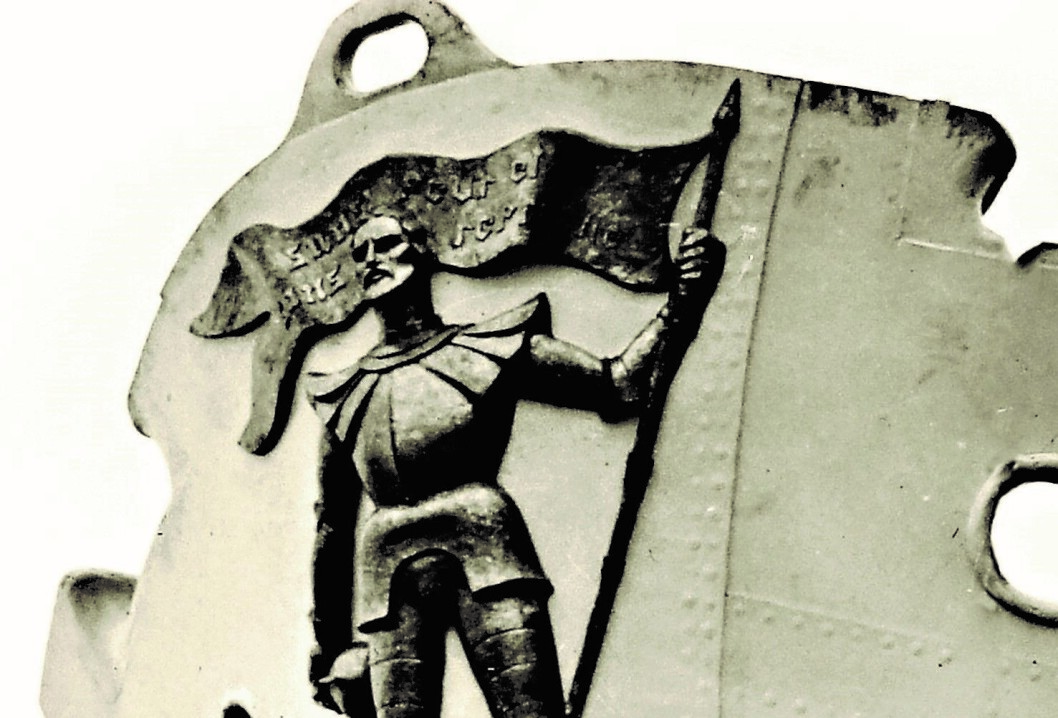 Baugen til Osloskipet Bayard fra Fred. Olsen & Co. Gallionsfiguren fremstilte den franske ridder Bayard, som holdt et banner med innskripsjonen “Sans Peur et Sans Reproche”; ridderen uten frykt og daddel. Motorskipet Bayard ble bygget ved Akers mek. verksted i 1936 og baugdekorasjon ble laget av kunstneren Emil Lie. Foto: Ukjent. Norsk Maritimt Museum/ Lorentzen-samlingen. Baugen til Osloskipet Bayard fra Fred. Olsen & Co. Gallionsfiguren fremstilte den franske ridder Bayard, som holdt et banner med innskripsjonen “Sans Peur et Sans Reproche”; ridderen uten frykt og daddel. Motorskipet Bayard ble bygget ved Akers mek. verksted i 1936 og baugdekorasjon ble laget av kunstneren Emil Lie. Foto: Ukjent. Norsk Maritimt Museum/ Lorentzen-samlingen.