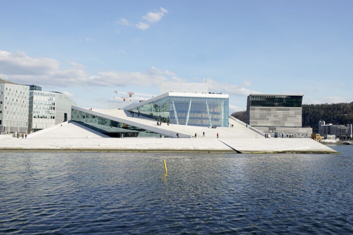 Operahuset og det nye Munch-museet bader i sol. Operaen er internasjonalt og lokalt anerkjent som et arkitektonisk mesterverk. Mens Munch-museet og Lambda er kontroversielt i mange kretser. Foto: Fredrik Hagen / NTB scanpix Operahuset og det nye Munch-museet bader i sol. Operaen er internasjonalt og lokalt anerkjent som et arkitektonisk mesterverk. Mens Munch-museet og Lambda er kontroversielt i mange kretser. Foto: Fredrik Hagen / NTB scanpix