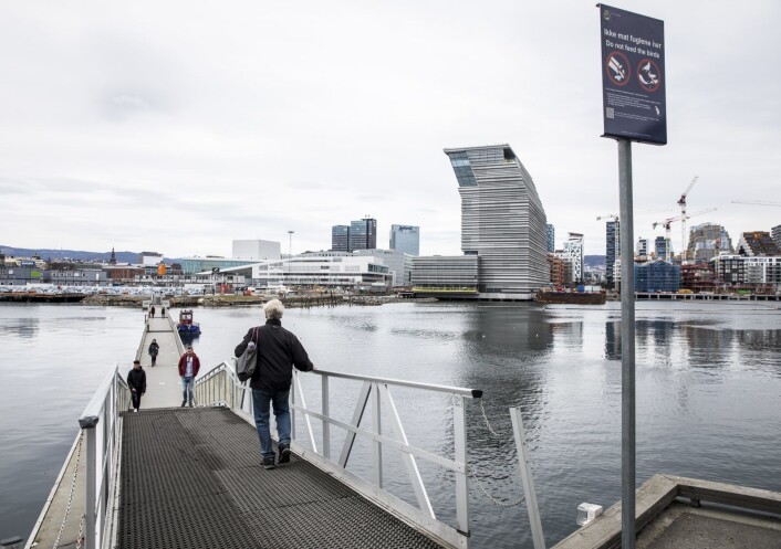 Gangbrua mellom Sørenga og Sukkerbiten, og det nye Munch-museet. Det er strid om flytebroen i Bispevika. Flere har tatt til orde for å bygge en permanent bro når flytebroen forsvinner. Bymiljøetaten har lagt frem flere ulike alternativer til en mulig ny forbindelse. Foto: Ole Berg-Rusten / NTB Scanpix Gangbrua mellom Sørenga og Sukkerbiten, og det nye Munch-museet. Det er strid om flytebroen i Bispevika. Flere har tatt til orde for å bygge en permanent bro når flytebroen forsvinner. Bymiljøetaten har lagt frem flere ulike alternativer til en mulig ny forbindelse. Foto: Ole Berg-Rusten / NTB Scanpix