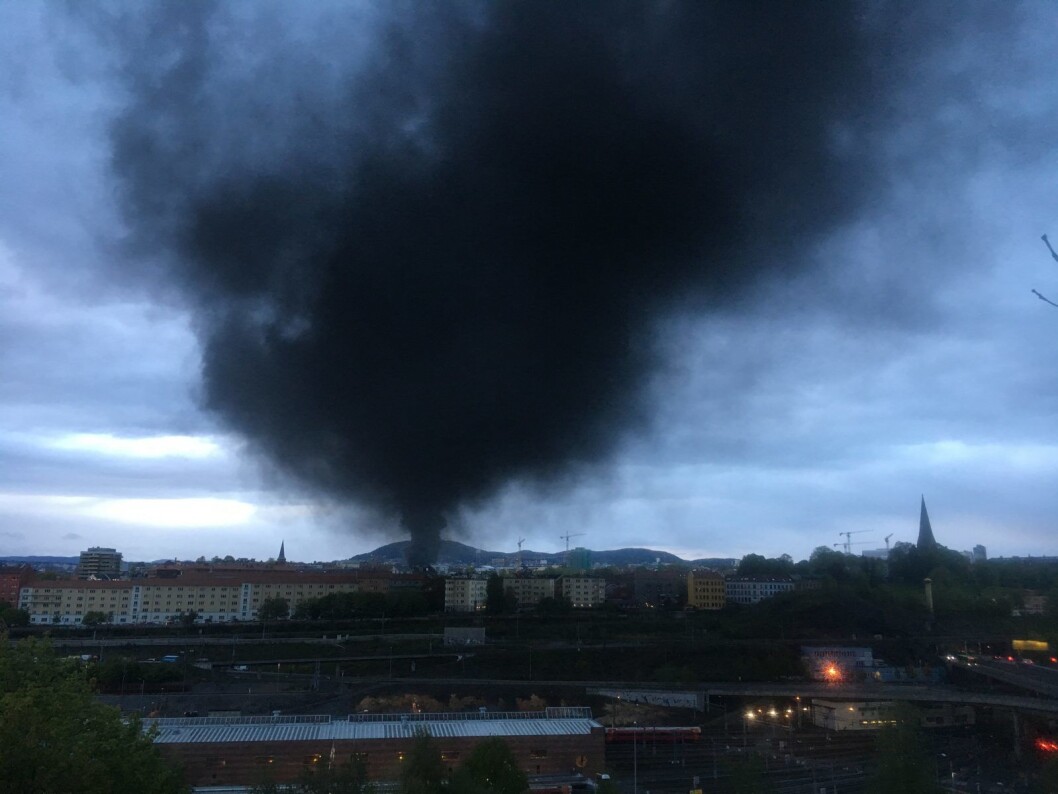 Røyken fra brannen ved Jordal Amfi var synlig fra store deler av byen. Her et bilde tatt over Kværnerdalen. Til høyre skimtes spiret på Vålrenga kirke, og til venstre er spiret på Kampen kirke. Foto: Cornelius Poppe / NTB scanpix
Foto: Cornelius Poppe / NTB scanpix Røyken fra brannen ved Jordal Amfi var synlig fra store deler av byen. Her et bilde tatt over Kværnerdalen. Til høyre skimtes spiret på Vålrenga kirke, og til venstre er spiret på Kampen kirke. Foto: Cornelius Poppe / NTB scanpix
Foto: Cornelius Poppe / NTB scanpix