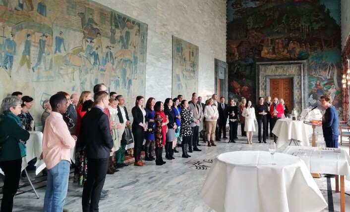 Ordfører Marianne Borgen (SV) med de nyutdannede osloguidene i Rådhusets festsal. Foto: <span class="_5yl5">Tove Gjersrud</span> Ordfører Marianne Borgen (SV) med de nyutdannede osloguidene i Rådhusets festsal. Foto: <span class="_5yl5">Tove Gjersrud</span>