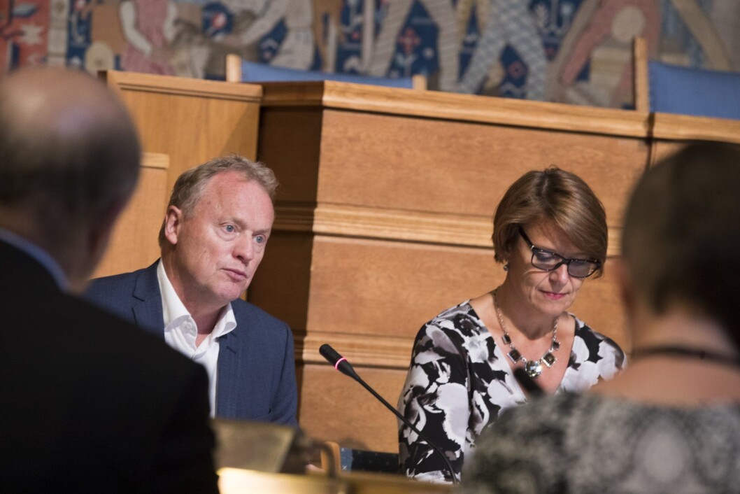 � Vi er midt inne i en sykepleierkrise, erkjenner helsebyråd Tone Tellevik Dahl (Ap). Her sammen med byrådsleder Raymond Johansen under en høring i bystyresalen. Foto: Terje Pedersen / NTB scanpix � Vi er midt inne i en sykepleierkrise, erkjenner helsebyråd Tone Tellevik Dahl (Ap). Her sammen med byrådsleder Raymond Johansen under en høring i bystyresalen. Foto: Terje Pedersen / NTB scanpix