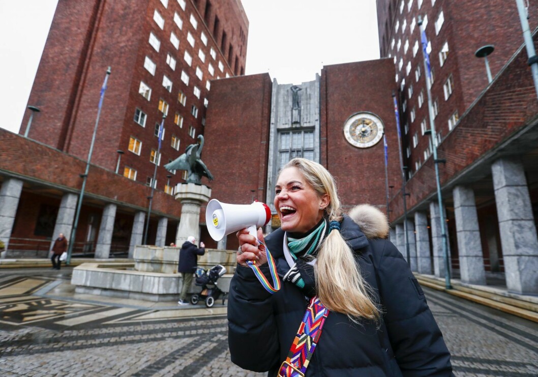 I november 2017 ledet Cecilie Lyngby omlag 4.000 bomaksjonister utenfor Oslo rådhus. Nå vil hun samle 2.790 demonstranter spredd på Oslos 83 bommer 1. juni. Foto: Terje Pedersen / NTB scanpix