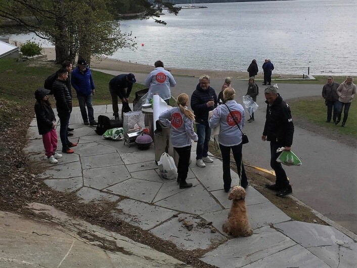 Sist uke var bomaktivistene opptatt av helt andre ting enn Oslos nye bommer. Da arrangerte Fb-gruppen "Ja til miljø, nei til bompenger" strandrydding i Hvervenbukta. Foto: Privat