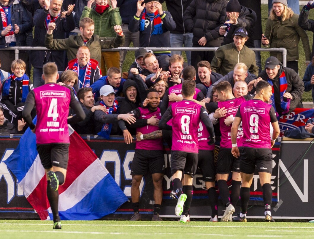 Klanen hyller Chidera Ejuke og resten av laget etter 4-1 mot Ranheim. Ejuke punkterte kampen med ytterligere en scoring helt på tampen. Foto: Ned Alley / NTB scanpix Klanen hyller Chidera Ejuke og resten av laget etter 4-1 mot Ranheim. Ejuke punkterte kampen med ytterligere en scoring helt på tampen. Foto: Ned Alley / NTB scanpix
