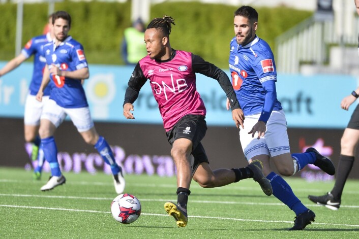 VIFs Chidera Ejuke drar seg forbi Ranheims Eirik Valla Dønnem. Ejuke med to scoringer og storspill i andreomgangen. Foto: Ned Alley / NTB scanpix VIFs Chidera Ejuke drar seg forbi Ranheims Eirik Valla Dønnem. Ejuke med to scoringer og storspill i andreomgangen. Foto: Ned Alley / NTB scanpix