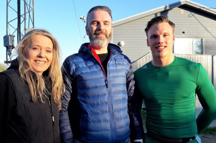 De klarer så vidt å presse fram et smil for fotografen. Mor Marianne Nordby, far Ole Bjørn Lysgård og Idar Nordby Lysgård synes det noe av det aller verste er å tape for Raufoss. Foto: Anders Høilund De klarer så vidt å presse fram et smil for fotografen. Mor Marianne Nordby, far Ole Bjørn Lysgård og Idar Nordby Lysgård synes det noe av det aller verste er å tape for Raufoss. Foto: Anders Høilund