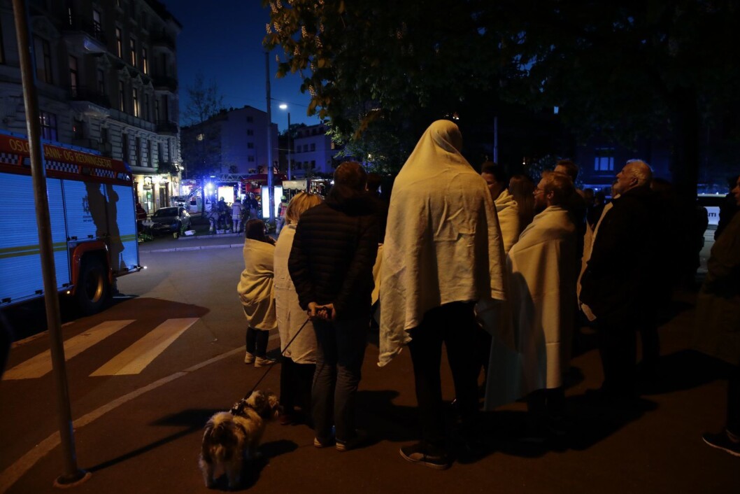 Både beboere i bygården som brenner i Munkedamsveien og beboere i nabobygg evakueres fordi brannvesenet frykter spredning, opplyser politiet. Foto: Håkon Mosvold Larsen / NTB scanpix Både beboere i bygården som brenner i Munkedamsveien og beboere i nabobygg evakueres fordi brannvesenet frykter spredning, opplyser politiet. Foto: Håkon Mosvold Larsen / NTB scanpix