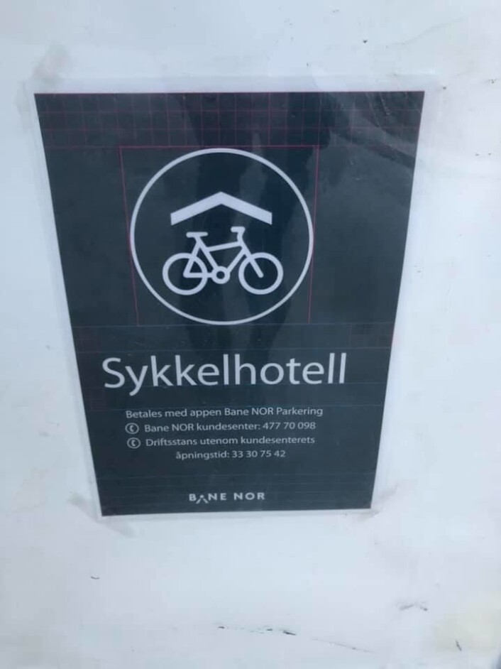 Det er også et sykkelhotell ved Oslo sentralstasjon, som er finansiert og driftet av Oslo kommune. Sykkelhotellet er lokalisert mellom Flytogterminalen og P-huset på sjøsiden av Oslo S. Foto: Svend Ole Kvilesjø Det er også et sykkelhotell ved Oslo sentralstasjon, som er finansiert og driftet av Oslo kommune. Sykkelhotellet er lokalisert mellom Flytogterminalen og P-huset på sjøsiden av Oslo S. Foto: Svend Ole Kvilesjø