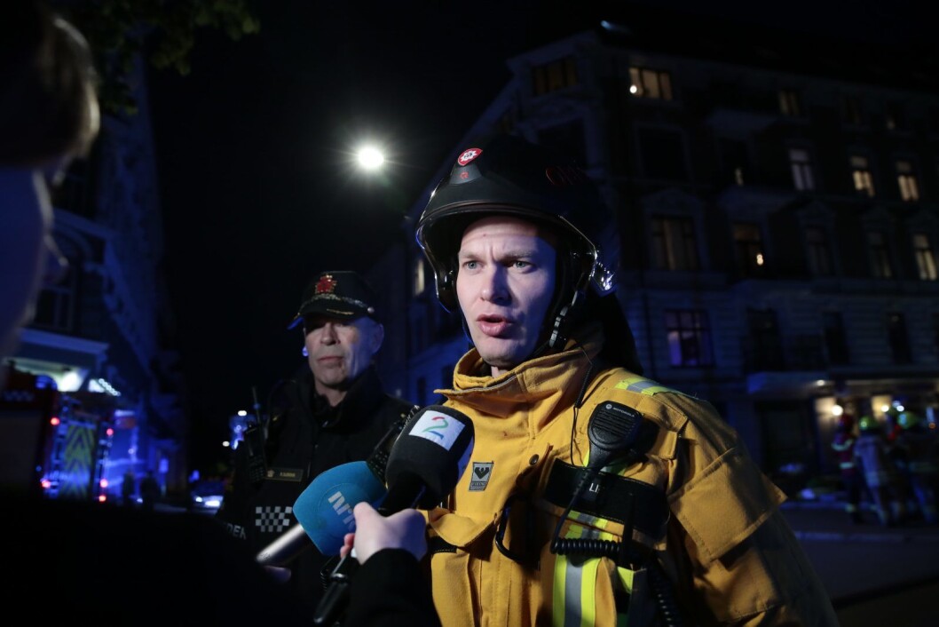 � Totalt har vi ni brannbiler og én kommandobil på stedet, rapporterte brannvesenet mens brannen i Munkedamsveien pågikk. Her blir brannmester Jørgen Li intervjuet av media. Foto: Håkon Mosvold Larsen / NTB scanpix � Totalt har vi ni brannbiler og én kommandobil på stedet, rapporterte brannvesenet mens brannen i Munkedamsveien pågikk. Her blir brannmester Jørgen Li intervjuet av media. Foto: Håkon Mosvold Larsen / NTB scanpix
