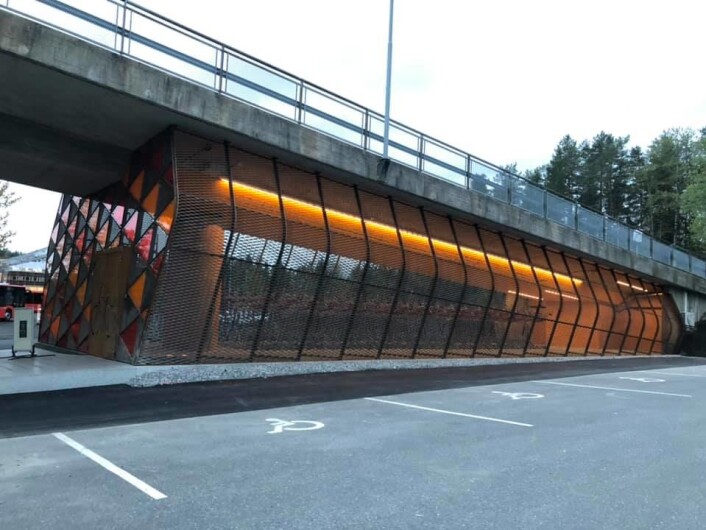 Hotellet har plass til 152 sykler som kan parkeres trygt innelåst, kameraovervåket og beskyttet fra sykkeltyver og vær og vind. Foto: Svend Ole Kvilesjø Hotellet har plass til 152 sykler som kan parkeres trygt innelåst, kameraovervåket og beskyttet fra sykkeltyver og vær og vind. Foto: Svend Ole Kvilesjø