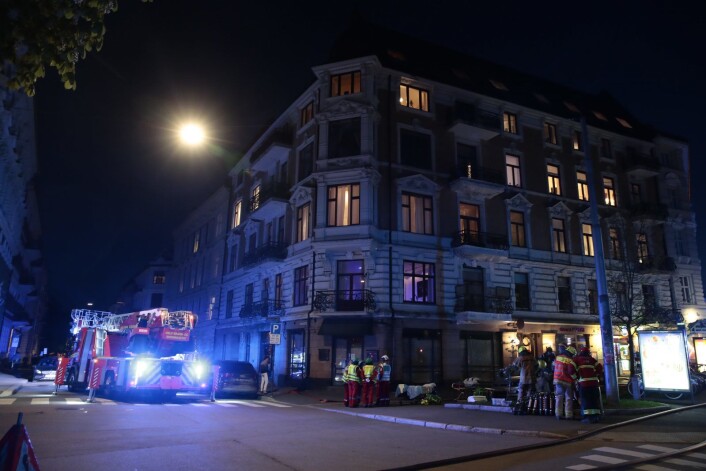 � Det brenner i taket, og brannen har nå spredd seg videre i takkonstruksjonen, opplyste politiet om brannen i Munkedamsveien ved 23-tiden søndag kveld. Foto: Håkon Mosvold Larsen / NTB scanpix � Det brenner i taket, og brannen har nå spredd seg videre i takkonstruksjonen, opplyste politiet om brannen i Munkedamsveien ved 23-tiden søndag kveld. Foto: Håkon Mosvold Larsen / NTB scanpix