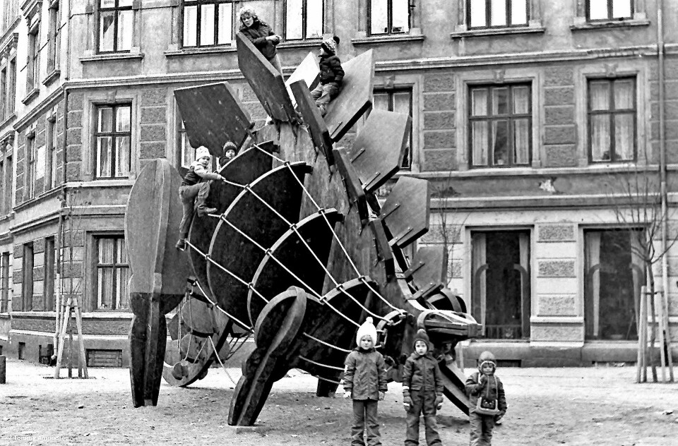 På tegnebrettet så den både fin og spennende ut, klatreskulpturen for barn som blei montert i 1979. Foto: Tommy Amundsen / vintage-foto.no