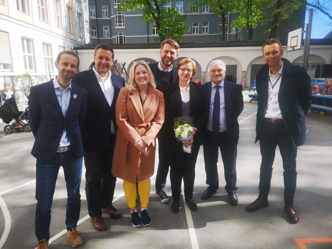 De borgerlige listetoppene i Oslo jubler over regjeringens ekstrabevilgning til Den tysk-norske skolen. Fra venstre i bildet; Hallstein Bjercke (V), Espen Andreas Hasle (KrF), Aina Stenersen (Frp) og Eirik Lae Solbrg (H) sammen med rektor Ursula Hohenstein, Tysklands ambassadør Alfred Grannas og styeleder Knut Kroepelien. Foto: Sezer Subasi / Den tysk-norske skolen De borgerlige listetoppene i Oslo jubler over regjeringens ekstrabevilgning til Den tysk-norske skolen. Fra venstre i bildet; Hallstein Bjercke (V), Espen Andreas Hasle (KrF), Aina Stenersen (Frp) og Eirik Lae Solbrg (H) sammen med rektor Ursula Hohenstein, Tysklands ambassadør Alfred Grannas og styeleder Knut Kroepelien. Foto: Sezer Subasi / Den tysk-norske skolen