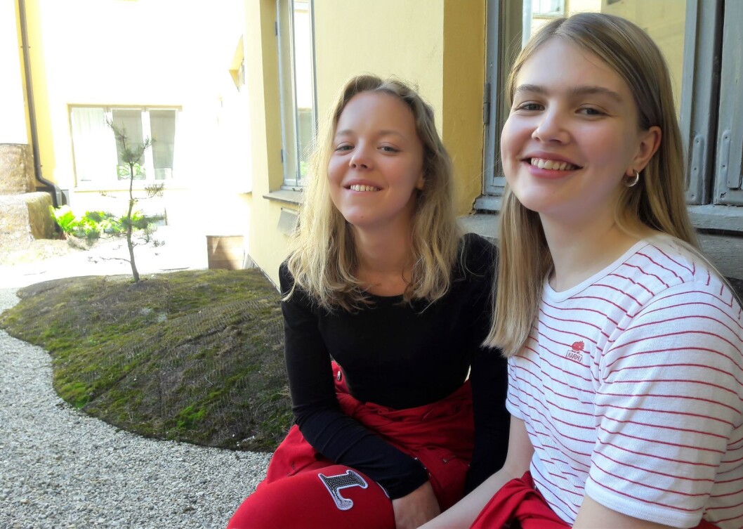 Avgangselever fra Steinerskolen Oslo, Felicia Wolden Hoel og Silje Haugerud har med sin oppgave vist at gatenavnene i Oslo preges av hvor i byen gata ligger. Foto: Anders Høilund Avgangselever fra Steinerskolen Oslo, Felicia Wolden Hoel og Silje Haugerud har med sin oppgave vist at gatenavnene i Oslo preges av hvor i byen gata ligger. Foto: Anders Høilund