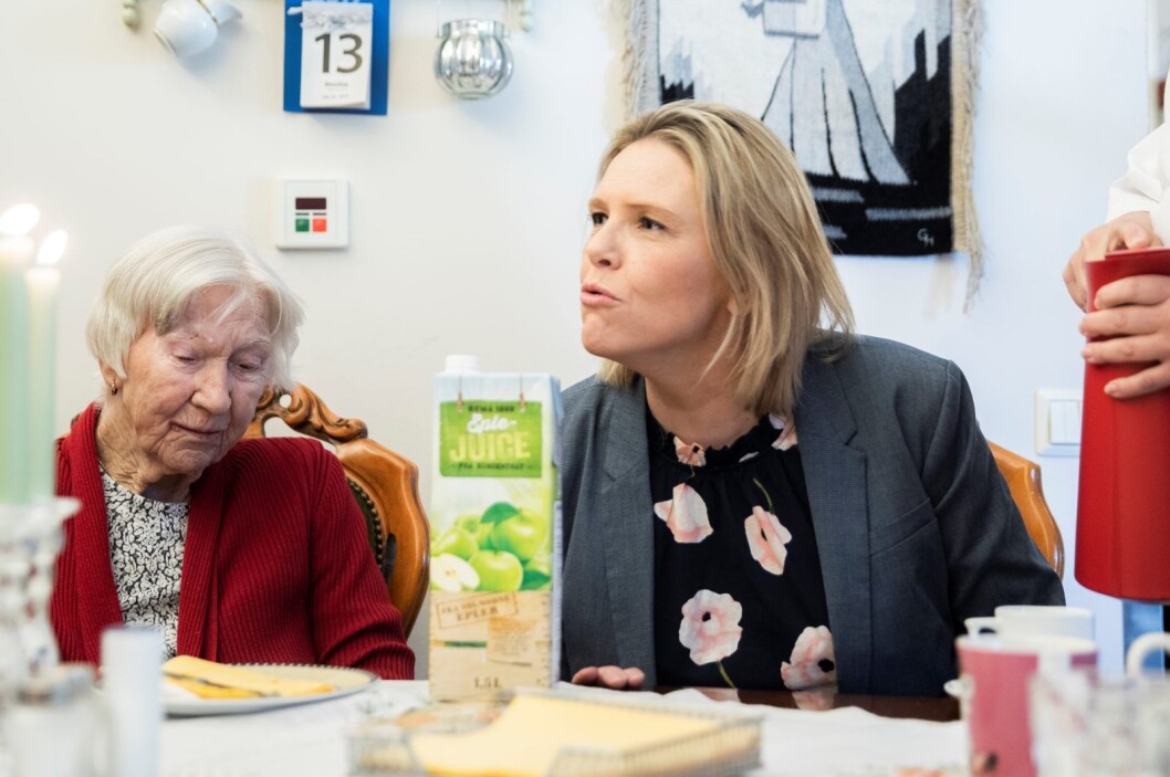 Eldre- og folkehelseminister Sylvi Listhaug (Frp) treffer beboere, pårørende og ansatte ved Hobøl bo- og behandlingssenter. Foto: Berit Roald / NTB scanpix Eldre- og folkehelseminister Sylvi Listhaug (Frp) treffer beboere, pårørende og ansatte ved Hobøl bo- og behandlingssenter. Foto: Berit Roald / NTB scanpix