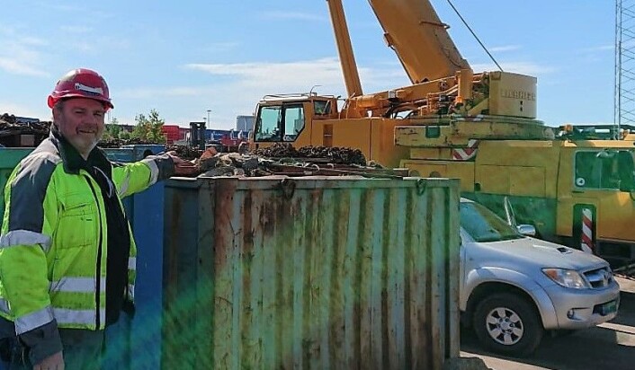 Der ligger gåsa på egg, peker havnearbeider Anders Wennevold. Foto: Roar Langaard Der ligger gåsa på egg, peker havnearbeider Anders Wennevold. Foto: Roar Langaard