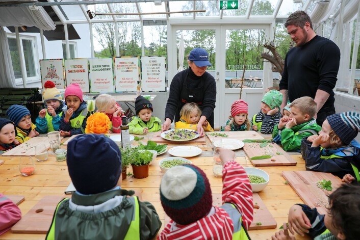 Barnehagebarna får smake på erter. Foto: Birgitta Eva Hollander - Heia Folk Barnehagebarna får smake på erter. Foto: Birgitta Eva Hollander - Heia Folk