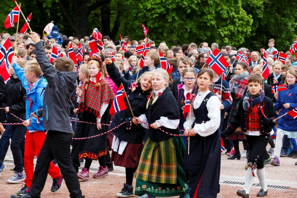 Det blir stappfullt av mennesker i Oslo sentrum på 17. mai. Foto: Heiko Junge / NTB scanpix