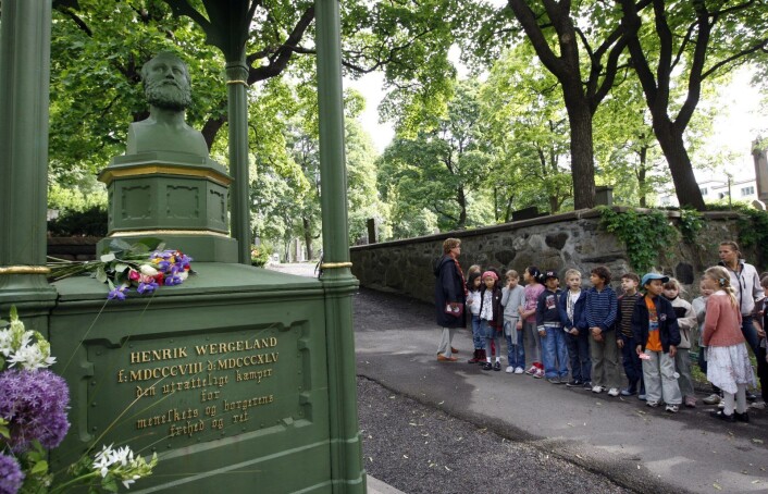 Henrik Wergeland har æren for at vi har barnetog. Hver 17. mai er det kransenedleggelse ved hans gravsted på Vår Frelsers gravlund nedenfor St. Hanshaugen (se program i artikkelen). Bildet er hentet fra 200-årsjubileet for Henrik Wergelands fødsel i 2008. Foto: Lise Åserud / SCANPIX Henrik Wergeland har æren for at vi har barnetog. Hver 17. mai er det kransenedleggelse ved hans gravsted på Vår Frelsers gravlund nedenfor St. Hanshaugen (se program i artikkelen). Bildet er hentet fra 200-årsjubileet for Henrik Wergelands fødsel i 2008. Foto: Lise Åserud / SCANPIX