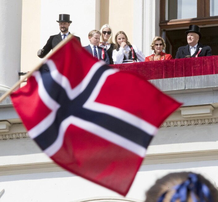 Her ser vi kongefamilien hilser barnetoget i Oslo fra Slottsbalkongen 17. mai i fjor. Kong Harald, t.h. dronning Sonja, prinsesse Ingrid Alexandra, kronprinsesse Mette-Marit, prins Sverre Magnus og kronprins Haakon på ballkongen Foto: Terje Pedersen / NTB scanpix