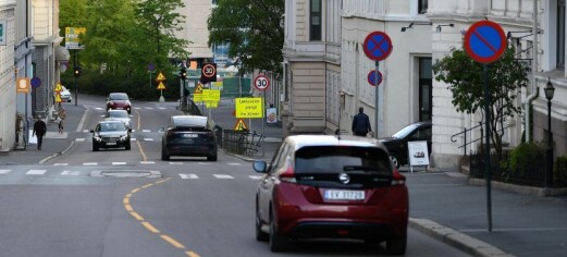 Full kommunal krig om Løkkeveien: Én etat vil åpne for fri fersdsel igjen - en annen vil fortsette prøvestengingen