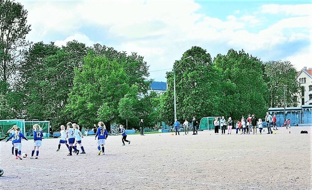 Grusbanen på Klosterenga er i ferd med å bli omgjort til kunstgress. Banen blir høyst sannsynlig åpnet tidlig i høst. Foto: Klosterengas Venner Grusbanen på Klosterenga er i ferd med å bli omgjort til kunstgress. Banen blir høyst sannsynlig åpnet tidlig i høst. Foto: Klosterengas Venner