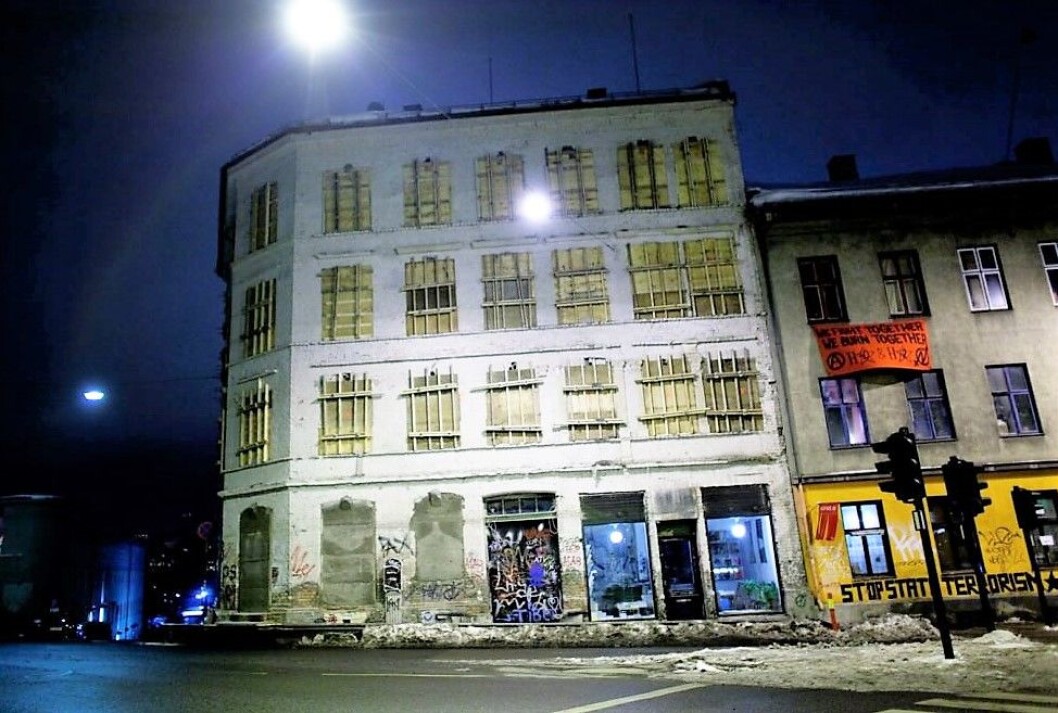 Bystyret vedtok i går kveld å legge til rette for riving av hjørnegården i Hausmanns gate 42. � Dette er et svik og et knefall for kapitalkreftene, sier leder av Rødt i Oslo, Siavash Mobasheri. Foto: Kyrre lien NTB scanpix Bystyret vedtok i går kveld å legge til rette for riving av hjørnegården i Hausmanns gate 42. � Dette er et svik og et knefall for kapitalkreftene, sier leder av Rødt i Oslo, Siavash Mobasheri. Foto: Kyrre lien NTB scanpix