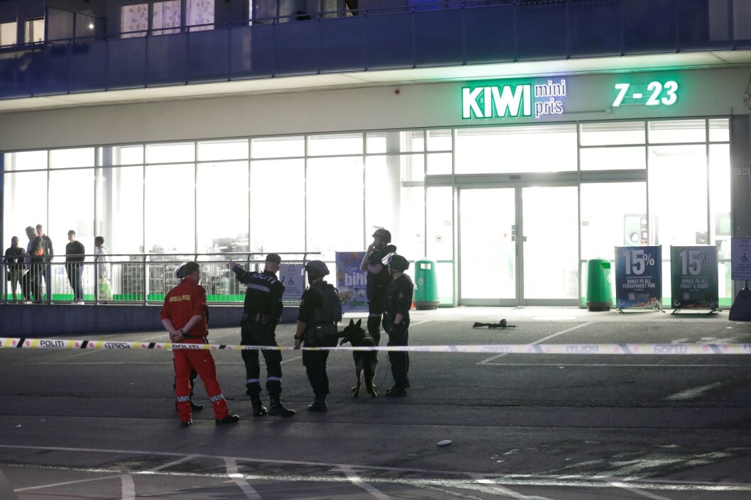 Politiet rykket sent onsdag kveld ut til Stovner hvor det ble løsnet skudd mot en bygning på Stovner T-banestasjon. Foto: Cornelius Poppe / NTB scanpix Politiet rykket sent onsdag kveld ut til Stovner hvor det ble løsnet skudd mot en bygning på Stovner T-banestasjon. Foto: Cornelius Poppe / NTB scanpix