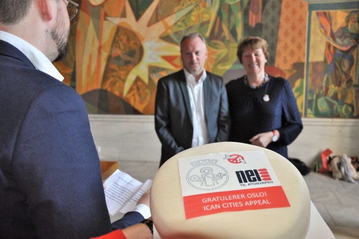Nei til atomvåpen hadde med spesiallaget marsipankake til ordfører Marianne Borgen (SV) og byrådsleder Raymond Johansen (Ap). Foto: Arnsten Linstad Nei til atomvåpen hadde med spesiallaget marsipankake til ordfører Marianne Borgen (SV) og byrådsleder Raymond Johansen (Ap). Foto: Arnsten Linstad