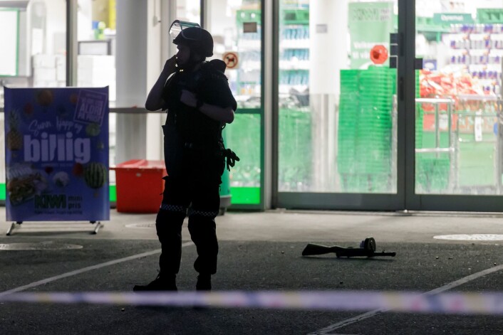 I Kiwi-butikken ved T-banen på Stovner er det flere kulehull. Foto: Cornelius Poppe / NTB scanpix I Kiwi-butikken ved T-banen på Stovner er det flere kulehull. Foto: Cornelius Poppe / NTB scanpix