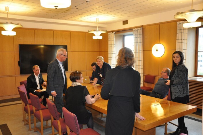 Aps Frode Jacobsen (sittende til høyre) hasteinnkalte rødgrønne politikere til et grupperom i Rådhusets vestre tårn i bystyrets middagspause. Ap ønsket å diskutere hvordan de skulle hindre Høyre og Frp i å få bystyreflertall for å redusere husleia til utviklingshemmede i kommunale boliger. Foto: Arnsten Linstad Aps Frode Jacobsen (sittende til høyre) hasteinnkalte rødgrønne politikere til et grupperom i Rådhusets vestre tårn i bystyrets middagspause. Ap ønsket å diskutere hvordan de skulle hindre Høyre og Frp i å få bystyreflertall for å redusere husleia til utviklingshemmede i kommunale boliger. Foto: Arnsten Linstad