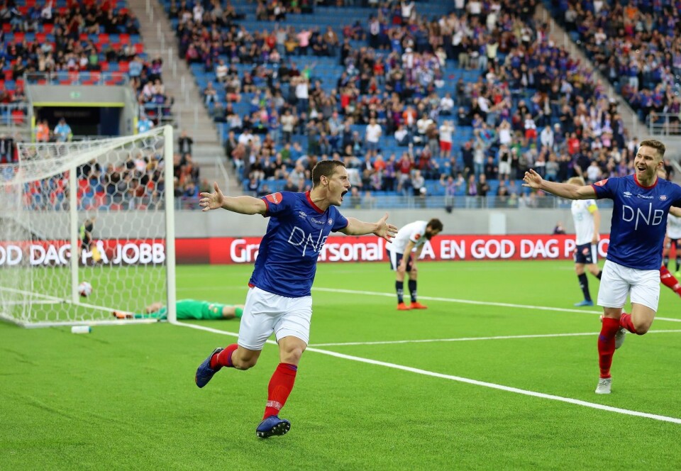Så glade blir målscorer Herolind Shala og Matthías Vilhjálmsson når ballen går i mål bak Viljar Myhra. 2-0 til Vålerenga. Foto: André Kjernsli